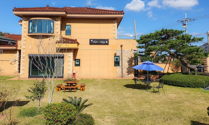 Hallim Condominio | Maple Happy House