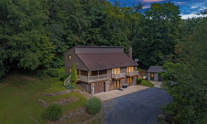 Spring Mills Casa | Maple Hill Lodge | Dream Fire Pit + Hot Tub!