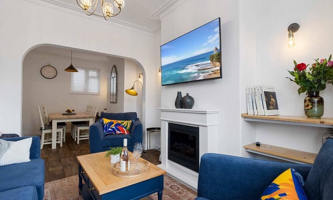 Exeter Casa | Maple House (Sleeps 7) - Short Stays UK Ltd
