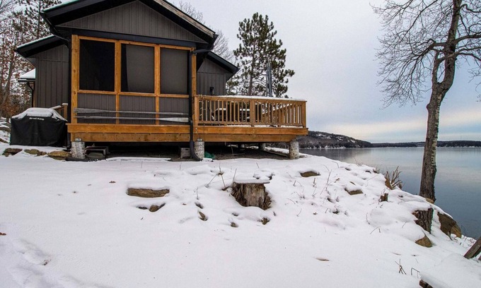 Hastings Highlands Cabaña | Maple Leaf Lodge - Two Bedroom Cottage, Sleeps 10