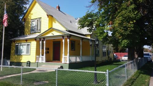 West Central Apartamento | Maple Leaf Manor Suites