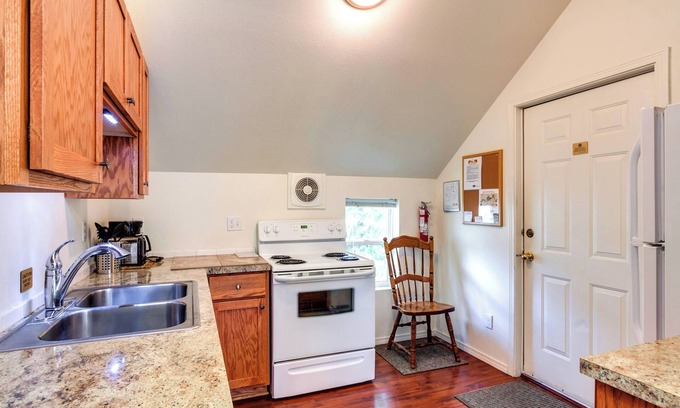 West Central Apartamento | Maple Leaf Manor Suites - 3 Bedroom Apartment queen with Balcony
