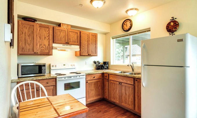West Central Apartamento | Maple Leaf Manor Suites - 2 bedroom Apartment queen ground floor