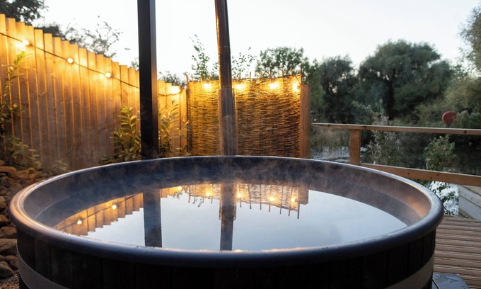 Thorpe Cabaña | Maple Lodge at Bridge Lake Farm & Fishery