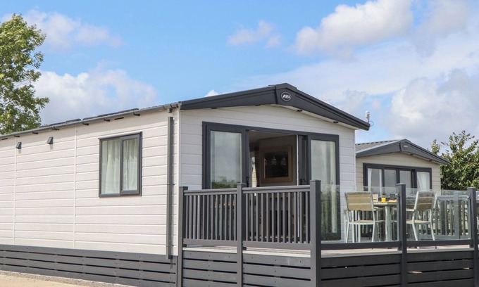 Teigngrace Cabaña | MAPLE LODGE, pet friendly, country holiday cottage in Kingsteignton