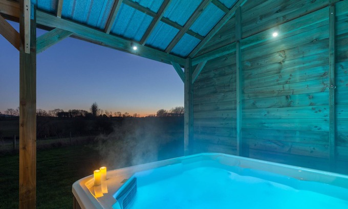 Coleford Cabina | Maple Stylish Executive Pod, Large Hot Tub, Stunning Views