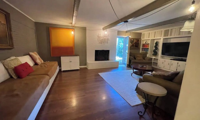 Northport Casa | Maple Tree House - 3 miles from stadium, tucked away from traffic
