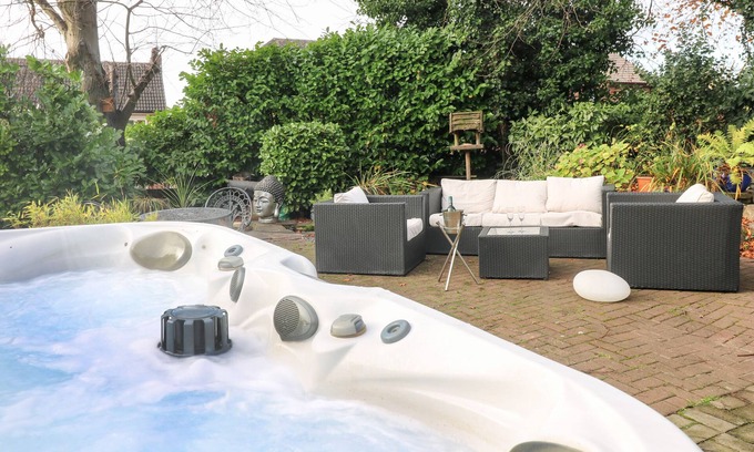 Marlpool Cabaña | MAPLES ANNEX, pet friendly, with pool in Heanor