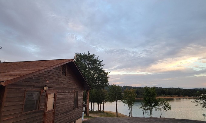 Sevierville Cabina | Maples Lakefront Blessing w/ private boat dock/lake access kayaks & paddle boat