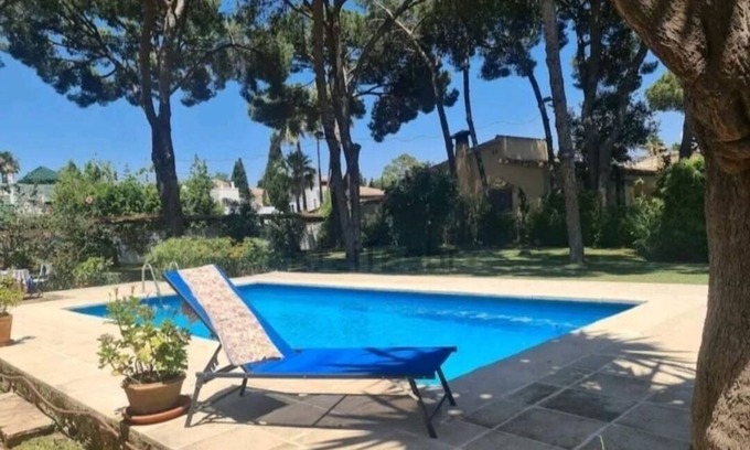 Urbanización el Rosario Apartamento | Mar-bella Este, Playa de Cabo-pino y Piscina Desde el Jardín