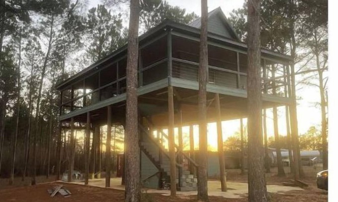 Magnolia Cabina | Mar I-Wilya Treehouse, 18ft off of the ground sits on 54 acres.