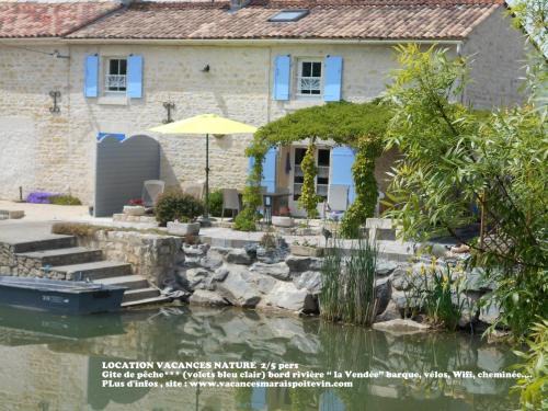 La Taillee Casa | MARAIS POITEVIN bord rivière pêche ,barque, vélos, wifi, linge, cheminée, cuisine, terrain de boules