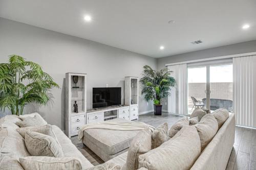 Tucson Casa | Marana Home with Pool Access and Mountain Views!