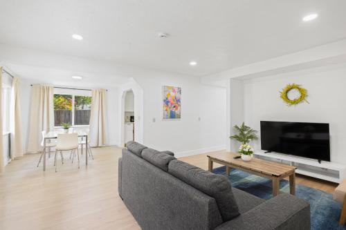 San Tomas Casa | # Marbella Lane - Modern Cabin-style 2BR Home