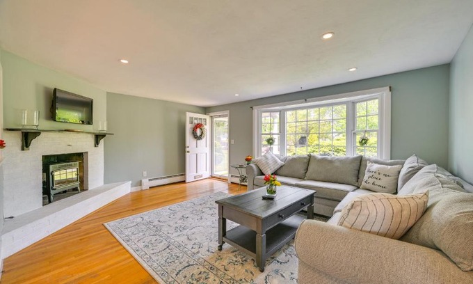 Marblehead Apartamento | Marblehead Retreat with Sprawling Yard and Gas Grill!