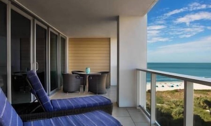 Marco Island Hotel | Marco Island Crystal Shores Resort, Beachfront
