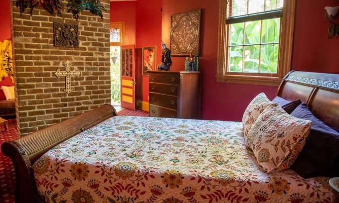 Bywater Cama Y Desayuno | Mardi Gras Suite at The Lookout Inn in the colorful Bywater neighborhood!