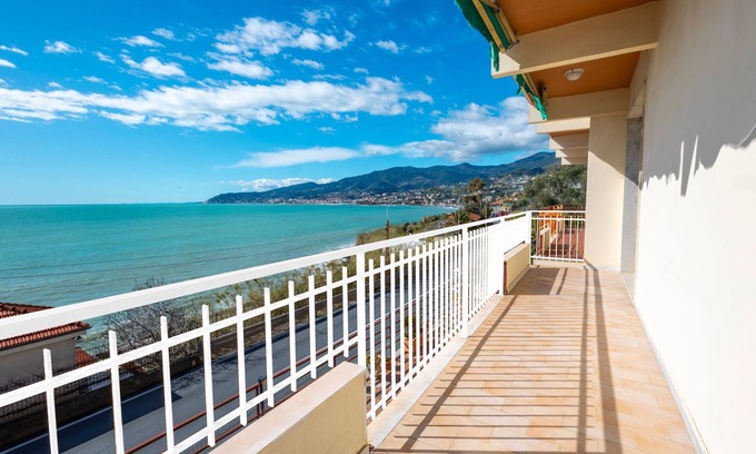 Sanremo Apartamento | Mare di Liguria Apartment by Wonderful Italy