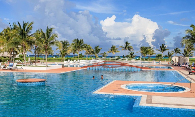 Puerto Juarez Apartamento | Mareazul 723 Sur by Riviera Rentals