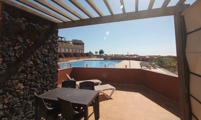 Los Lagos Apartamento | Marfolin 1 El Cotillo. Apartamento frente al mar con acceso directo a la piscina y la playa.