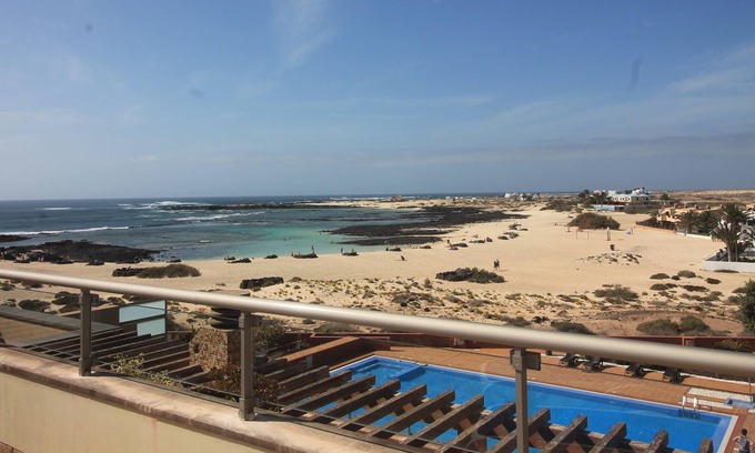 Los Lagos Apartamento | Marfolin 29. El Cotillo Frente a la playa Apartamento de 2 dormitorios con terraza en la azotea. Wifi
