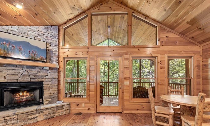 Gatlinburg - Pigeon Forge Cabina | Margaret Hollow 2 Bedroom Cabin by RedAwning