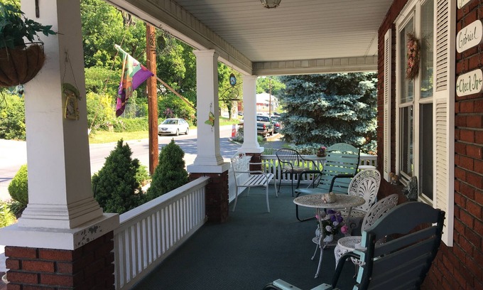 Berkeley Springs Cama Y Desayuno | Maria's Garden and Inn