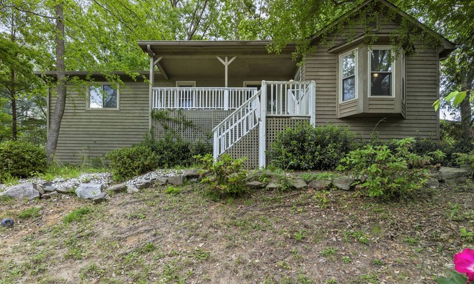 Marietta Casa | Marietta Hilltop Harmony: Close to Atlanta's Magic
