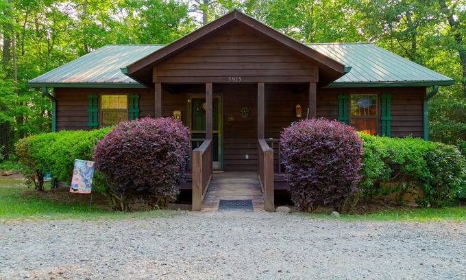 Sautee Nacoochee Cabina | ¿Buscando una casa de campo y la máxima relajación? Esta casa decorada alemana es la escapada perfecta!