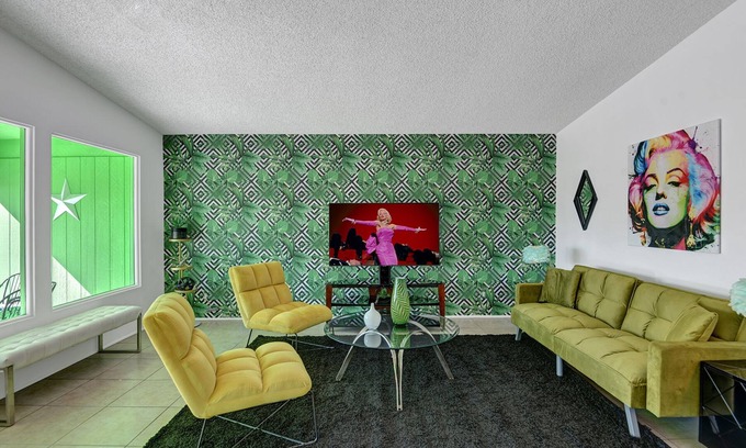 Desert Hot Springs Casa | Marilyn's Secret - Mid Century Modern Black House