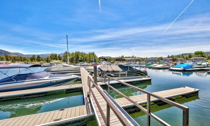 Tahoe Keys Condominio | Marina Gateway: Tahoe Keys #47 Dock, Pools, Pets