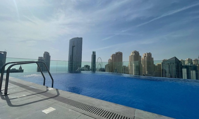 Jebel Ali Apartamento | Marina Gem: Chic & Comfy, Balcony, 10min to Beach