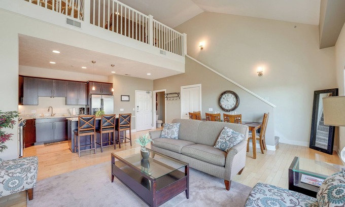 Spring Lake Condominio | Marina, Pool & Balcony: Modern Spring Lake Condo