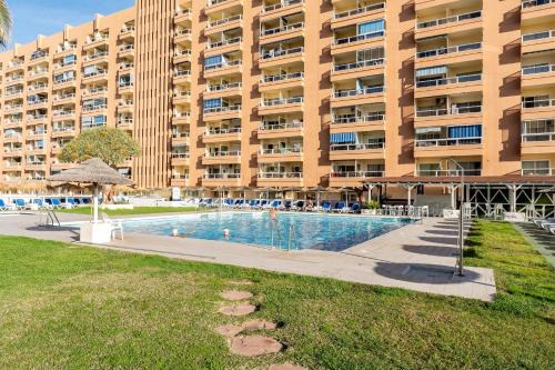Fuengirola City Centre Apartamento | Marina view, sunny one bedroom pyr