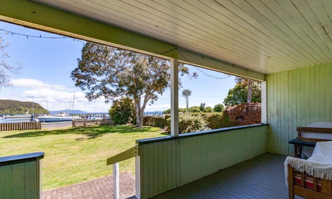 Motuoapa Casa | Marina Views - Motuoapa Bach