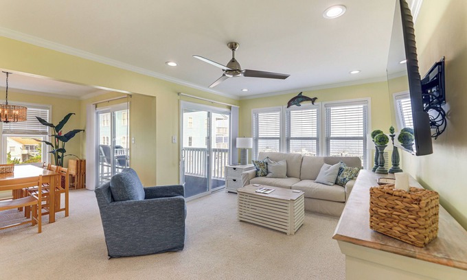 Salter Path Condominio | Marina Views, Walk to Beach: Atlantic Beach Condo!
