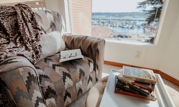 Historic Bayfront Condominio | Marina Views! Watch the Boats! Walk to Everything!