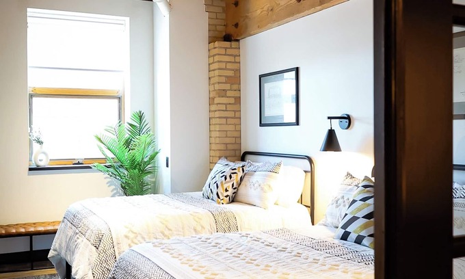 Canal Park Condominio | Marine Iron | The Brix | Pool in Canal Park!