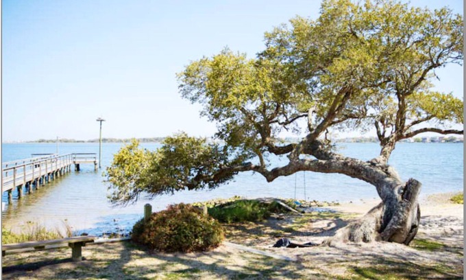 Sneads Ferry Cabaña | Mariposa Coastal Cottage, minutes to N Topsail Beach, and Chadwick Bay, NC