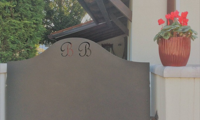 Olmo di Mira Casa | La casa de Mariposa. Casa con jardín, excelente para quienes buscan una estancia relajante.