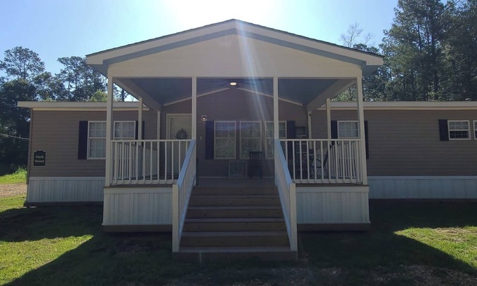 Pine Grove Casa | Mark House with lots of space for 16 guest in quiet country setting.