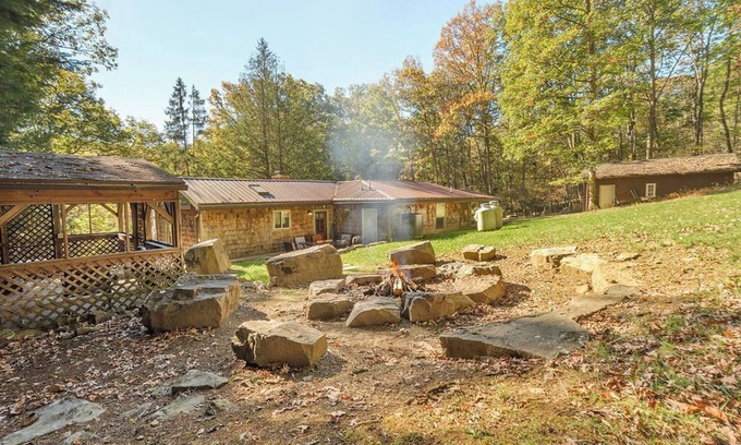 Farmington Casa | Gorgeous Lodge, Fenced Yard, Wrap Around Deck, a minutos de Ohiopyle.