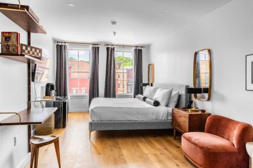 Bangor Apartamento | Market Square View, Heart of DTWN, Historic Hotel, King Bed, Room # 402