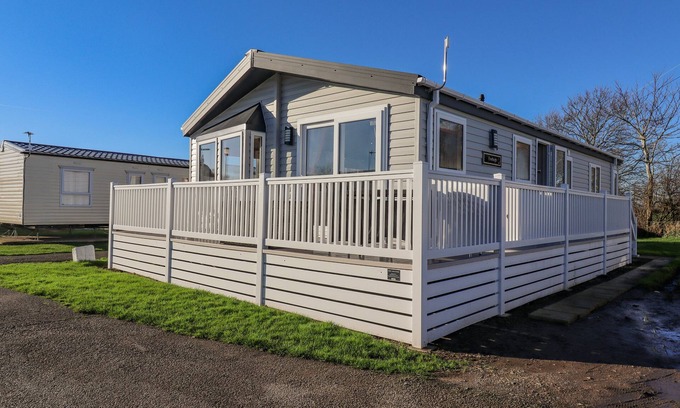 New Romney Cabaña | MARLIE LODGE, family friendly, with pool in New Romney