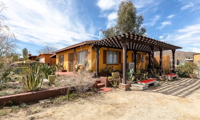 Twentynine Palms Casa | "Marmalade Skies" charming Desert Retreat, with AC, WiFi