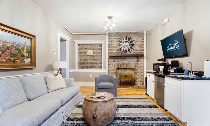 Harleston Village Apartamento | The Marquee (Suite B) - En King Across From Market, "10/10 Clasificación de ubicación"