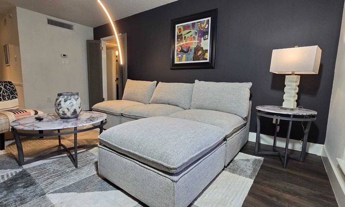 The Galleria Apartamento | Marquee Uptown 2BR 2BA Galleria Condo Unit 108