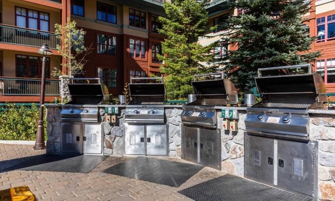 Lakeside Park Complejo | Marriott Timber Lodge at Lake Tahoe. Perfect for skiing or nature walks.