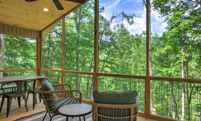 Mars Hill Casa | Mars Hill Hideaway | Fire Pit, Views, Screened Porch + Biltmore Pass