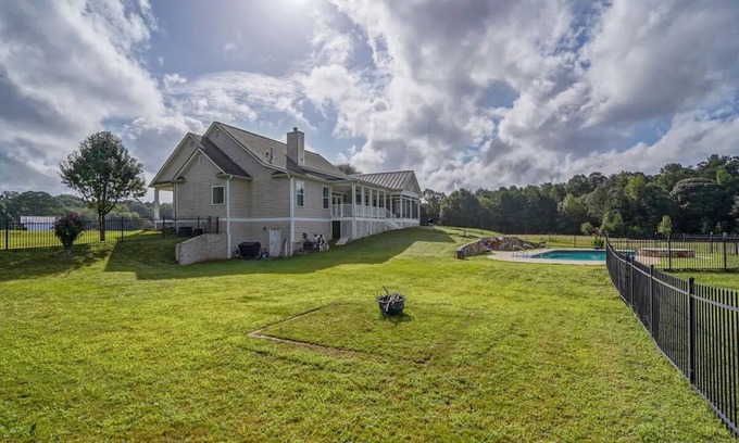 Fayetteville Casa | Mars Landing- 4-bedroom house in enchanting Fayetteville with fitness room